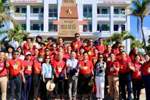 Hơn 40 kiều bào thăm quân, dân huyện đảo Trường Sa và Nhà giàn DK1