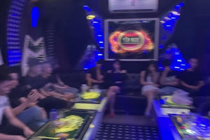 Quảng Ninh: 20 nam, nữ thuê phòng karaoke tổ chức tiệc "bay lắc"