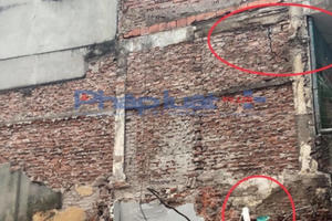 Lớp học mầm non thủng lỗ chỗ vì công trình xây dựng liền kề!