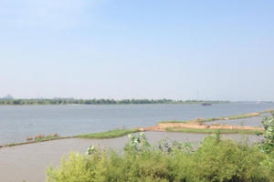 Lật tàu chở đá trên sông Đáy, một người chết, một người mất tích