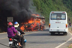 Khánh Hòa: Xe khách Phương Trang bất ngờ bốc cháy, hành khách hốt hoảng tháo chạy