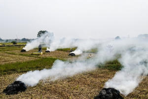 Cảnh đốt rơm rạ khiến Hà Nội mịt mù trong khói