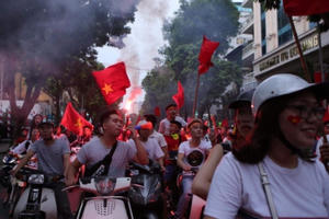 Cổ động viên vẫn ăn mừng dù Olympic Việt Nam thua trong trận tranh huy chương đồng