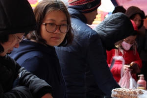 Mặc mưa rét cắt da cắt thịt, các mẹ vẫn đi hội chợ sắm đồ