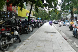 Bản tin Xe Plus: Vỉa hè Thủ đô, đi đúng phần đường người khiếm thị sẽ đâm đầu vào ô tô, xe máy