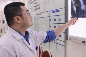 Vô tình cho tay vào máy xay hoa quả, bé gái 2 tuổi nát bàn tay