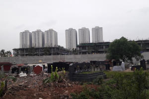 Bản tin Bất động sản Plus: Hàng chục ngôi mộ bị di dời mà không báo trước sát dự án The Eden Rose