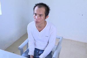 Chân dung gã đàn ông dùng dao đâm vợ, quăng cháu bé 2 tuổi xuống nền nhà