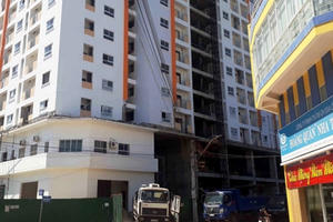 Địa ốc 7AM: Dự án Hòa Bình Luxury bị cấm giao dịch, dân “khóc ròng” vì bị bít đường suốt 16 năm