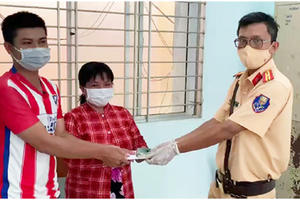 An Giang: Cảnh sát giao thông Phú Tân trao trả tiền cho người đánh rơi