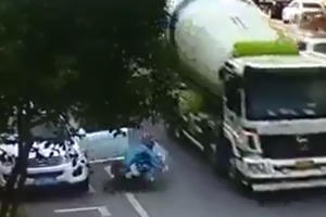 [Clip]: Tài xế mở cửa xe không quan sát, người điều khiển xe máy ngã nhào bị xe bồn cán bất tỉnh