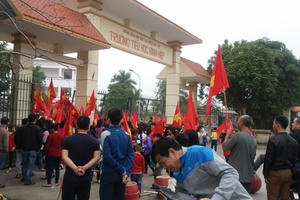 Ninh Hiệp, hàng nghìn học sinh bị chặn, không cho vào trường