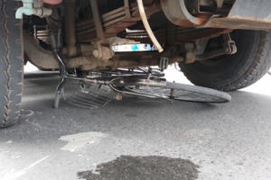 TP HCM: Băng qua đường đi mua cơm, cụ ông 75 tuổi bị xe ben cán tử vong