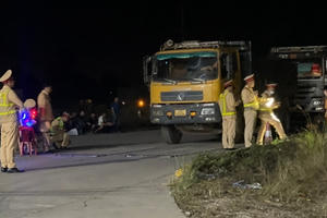 Quảng Ninh: CSGT xuyên đêm xử lý xe ô tô quá tải, quá khổ