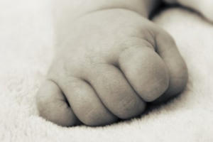 Bé gái 9 tháng tuổi tử vong vì bị bỏ quên trên ô tô