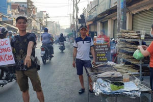 'Phố cá lóc nướng' Sài Gòn đông nghịt người ngày vía Thần tài