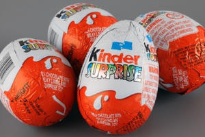 Yêu cầu rà soát, lấy mẫu kiểm nghiệm kẹo trứng Kinder Surprise