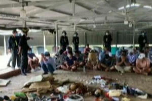 Video: Cảnh sát nổ súng đột kích sới gà bắt giữ hàng chục đối tượng