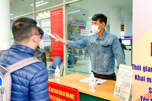 Công sở Hà Nội chấp hành nghiêm quy định chống dịch COVID-19 trong ngày làm việc đầu tiên