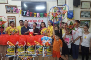 Thanh thiếu niên Phật tử chùa Quán Sứ tặng quà trung thu tại Bệnh viện Nhi Trung ương