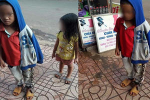 Phẫn nộ với hình ảnh bé trai bị xích như thời trung cổ