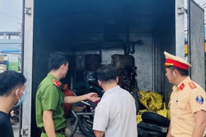 Bắt giữ xe tải chở hơn 400 bình ắc quy nghi là chất thải nguy hại