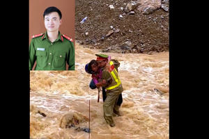 Chiến sỹ CSGT kịp thời cứu gia đình bị lũ cuốn trôi