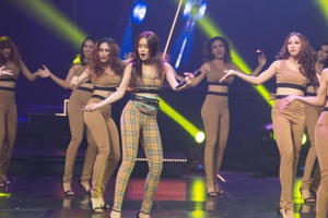 Hoàng Thùy Linh lên đồ Burberry sexy không kém Beyonce và Nicky Minaj