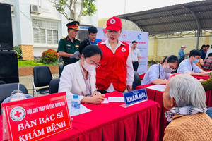 300 người nghèo tại Đồng Nai có hoàn cảnh khó khăn được khám bệnh, tặng quà