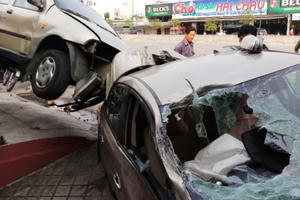 Ô tô “diễn xiếc”, nam tài xế nhập viện