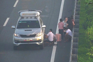 Dừng ô tô trên đường cao tốc để thay lốp, tài xế bị phạt 13 triệu đồng