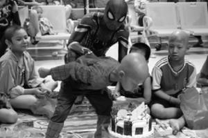 Siêu nhân nhện mang tiếng cười đến bệnh nhi ung thư