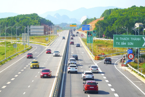 Lái xe trên đường cao tốc cần đảm bảo tốc độ, dừng đỗ và chuyển làn