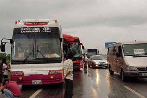 Hà Nội: Hai xe khách giường nằm va chạm, 10 người bị thương