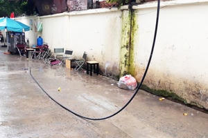 TPHCM:  Bị dây điện rơi trúng người tử vong khi đang ngồi uống cà phê