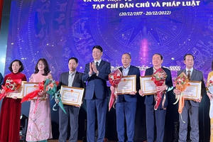 Tạp chí Dân chủ & Pháp luật nhận Huân chương Lao động hạng Ba