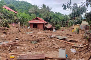 Bộ Quốc phòng huy động trực thăng mang hàng cứu trợ tới đồng bào vùng lũ Nghệ An