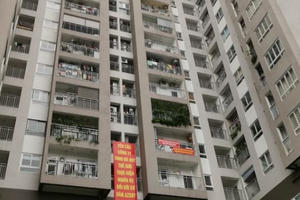 Tranh chấp bùng nổ khắp các chung cư: Đề xuất phạt người căng băng rôn phản cảm?