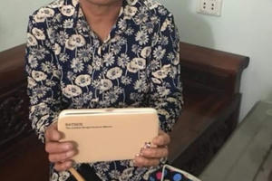 Phủ Dầy (Nam Định): Bắt đối tượng móc túi du khách