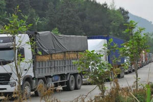 Dưa hấu lại “xếp hàng” chục cây số trên biên giới