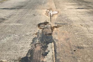 Đường băng sân bay Nội Bài hư hỏng, xuống cấp những gì?