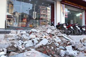 Bản tin Giao thông Plus: Vỉa hè Hà Nội ngổn ngang sau khi dọn dẹp