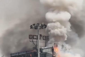 Cháy lớn bao trùm tầng thượng tòa nhà cao tầng trên phố Ô Chợ Dừa