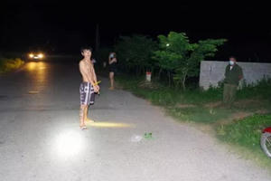 Bắc Giang: Đi tập thể dục về, cô gái trẻ bất ngờ bị thanh niên lao vào túm tóc, cứa cổ