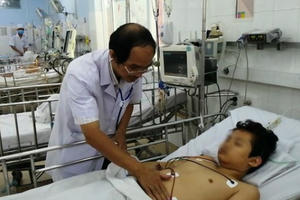 Đang chờ khám tiêu chảy, bé lên cơn co giật vì nắng nóng