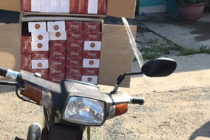 Bắt quả tang người phụ nữ vận chuyển thuốc lá lậu