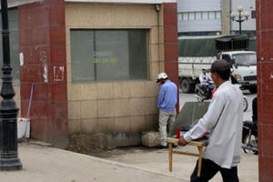 Nhắc nhở đi tiểu bậy, một người bị chém trọng thương