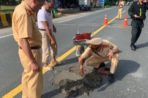 Lạng Sơn: CSGT lấp "ổ gà" trên mặt cầu mặt cầu Sông Hóa 1