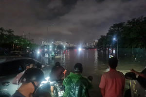 Hàng trăm phương tiện "chôn chân" chờ lưu thông qua biển nước tại tuyến đường rộng nhất Hà Nội