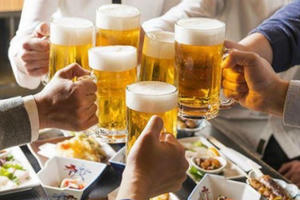 Ép rượu - Biến tướng xấu xí của văn hóa uống rượu Ép rượu - Biến tướng xấu xí của văn hóa uống rượu